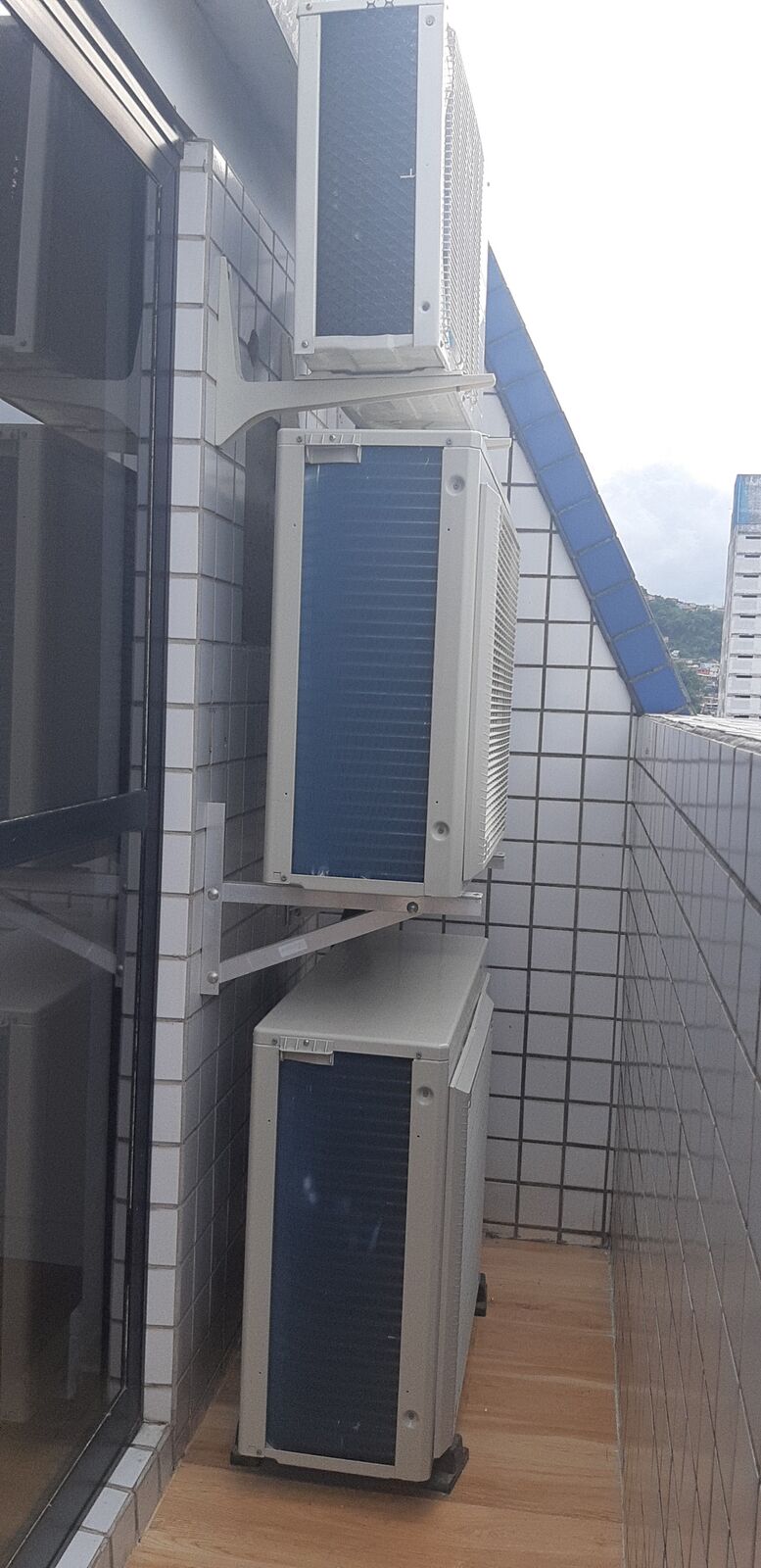 Três condensadoras instaladas em suportes na mesma parede