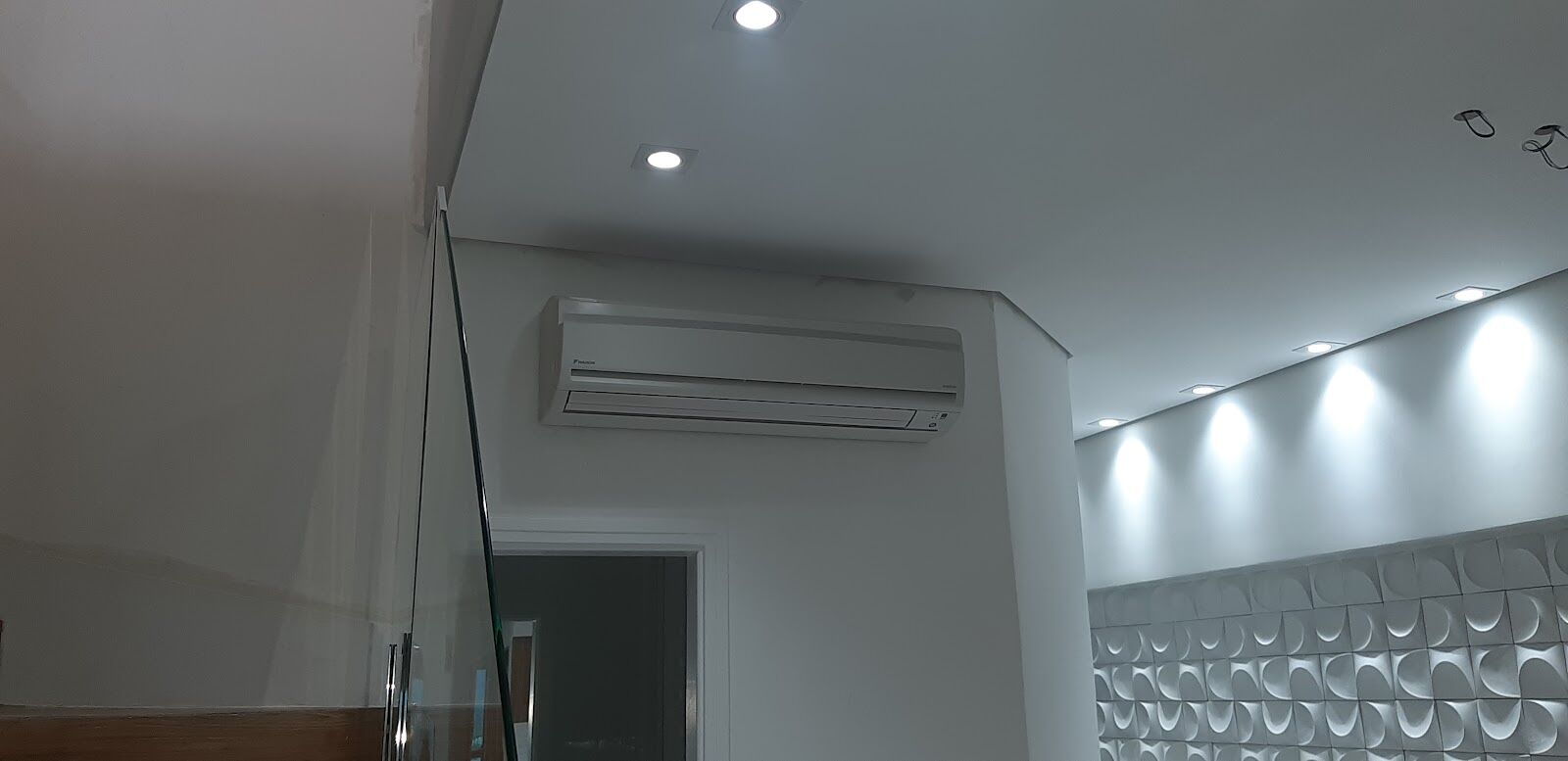 Split instalado em sala com iluminação embutida