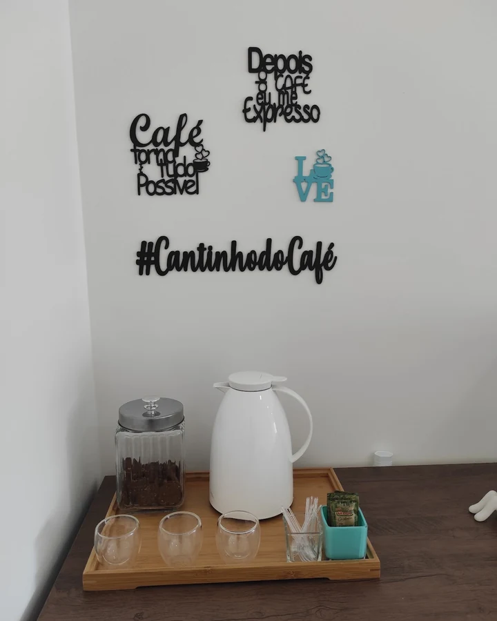 Cantinho do café do estúdio com garrafa térmica e xícaras