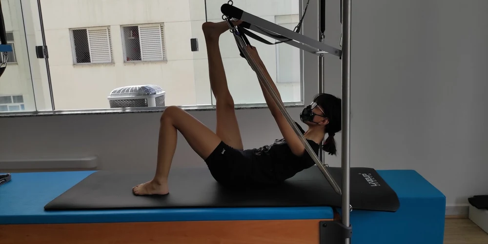 Sala do CONECTAR Pilates com reformers e barrels