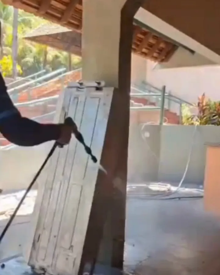 Técnico lavando peças de ar condicionado