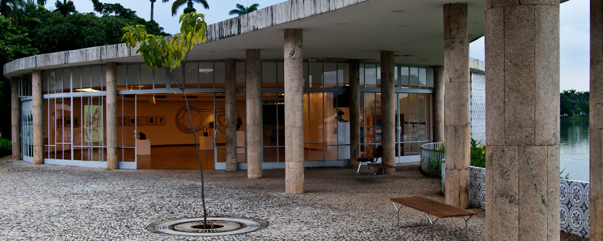 Arquitetura modernista brasileira em concreto, com marquise curva