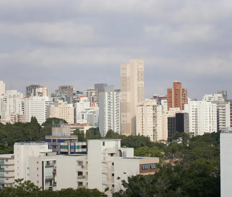 Edifícios residenciais entre árvores