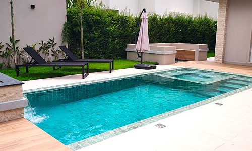Piscina com prainha e deck