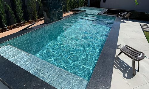 Piscina raia com borda escura