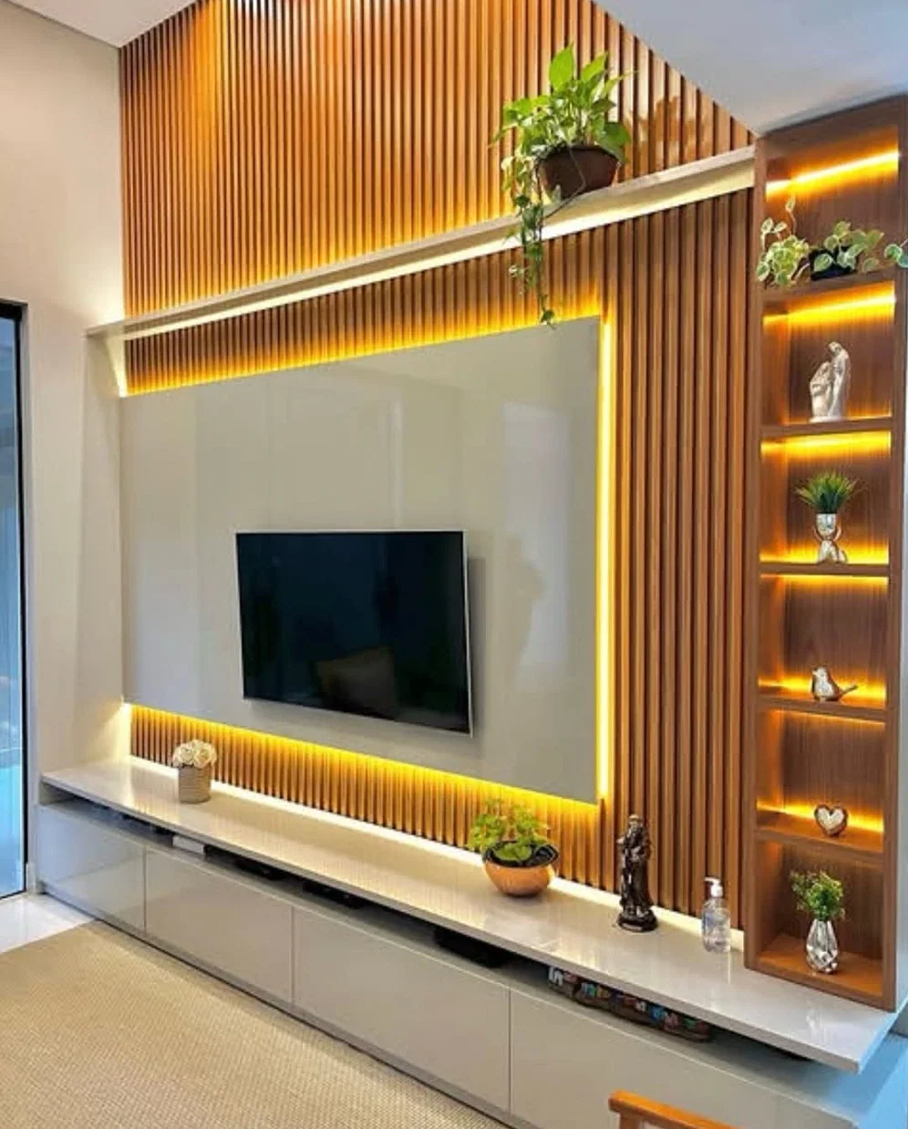 Painel de TV ripado com moldura iluminada, nichos e rack suspenso